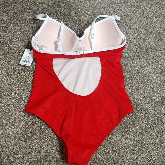 Swimsuit - Picture 4 of 7